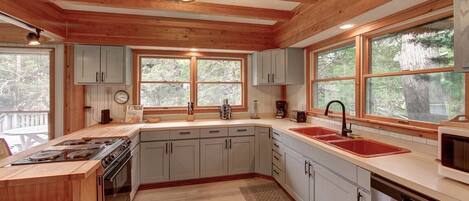 冷蔵庫、電子レンジ、オーブン、コンロ