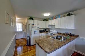 Fridge, microwave, oven, stovetop - A Pelican Dance - Ocracoke Island (Ocracoke)