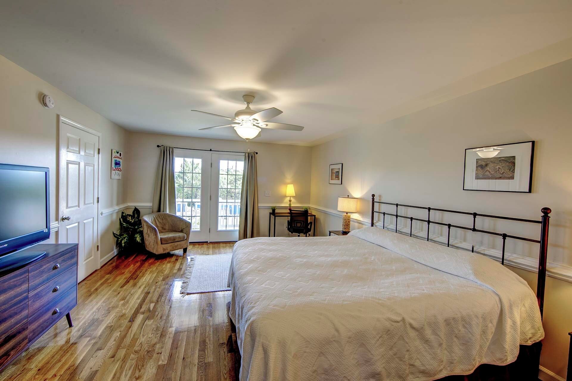 2 bedrooms, desk, WiFi