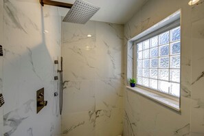 Bathroom - A Pelican Dance - Ocracoke Island (Ocracoke)