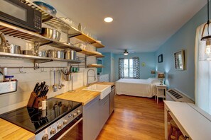 Réfrigérateur, four à micro-ondes, un four, surface de cuisson