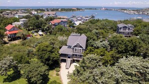 Une zone résidentielle côtière comprenant plusieurs maisons, un quai et une marina.