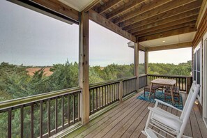 Outdoor dining - The Dolphin and The Drum - Ocracoke Island (Ocracoke)