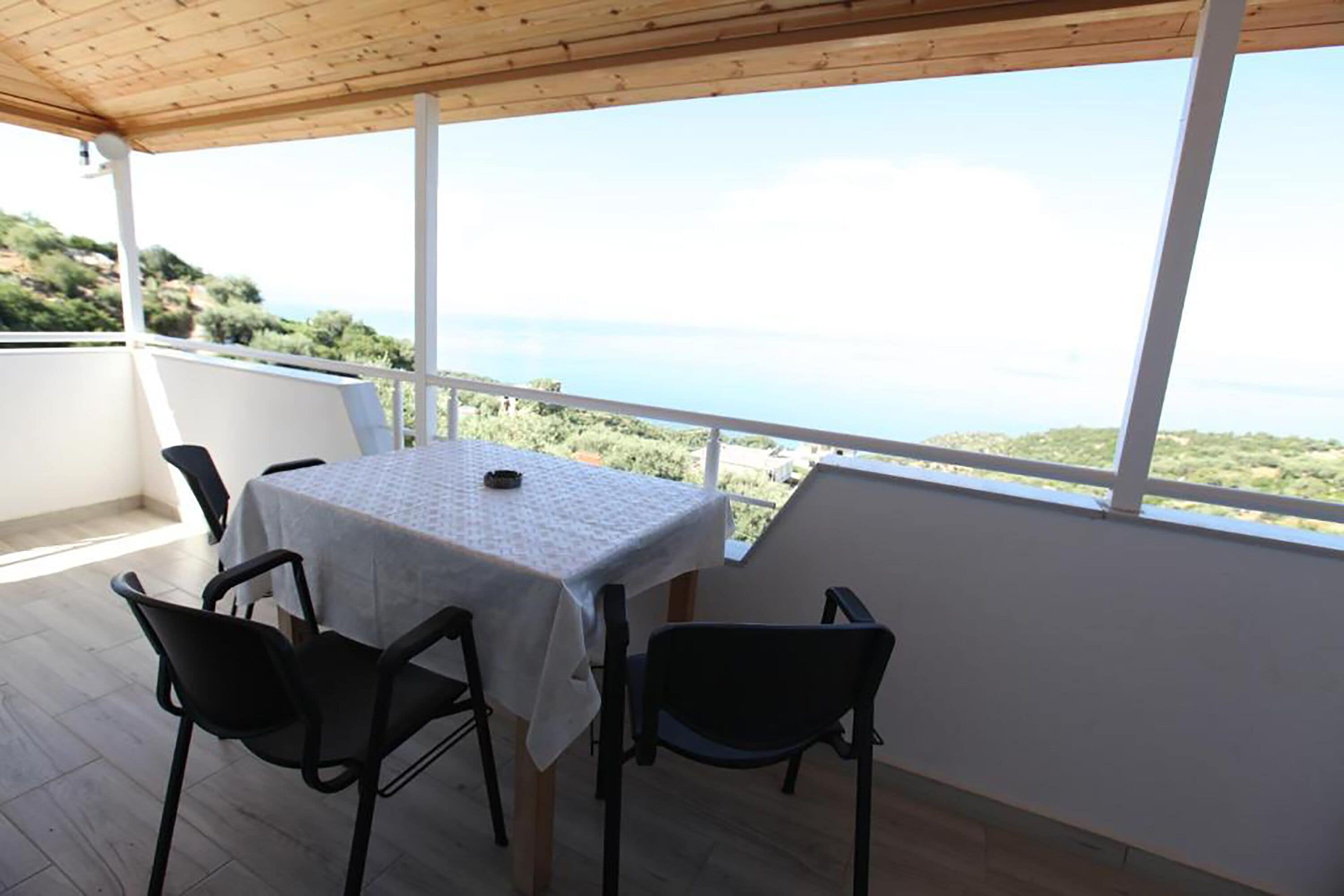 Appartement, balkon | Geluiddichte muren, gratis wifi, beddengoed