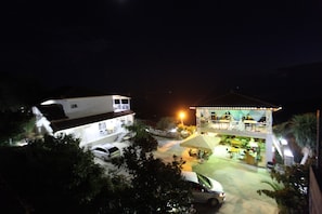 Vista frontal de la propiedad por la tarde o noche