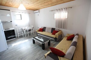 Apartamento, balcón | Sistema de insonorización, wifi gratis, ropa de cama