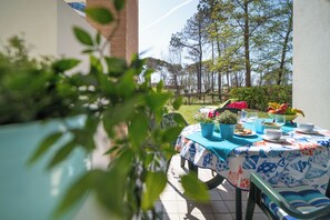 Outdoor dining - Holiday apartment with garden and air conditioning (Bibione)