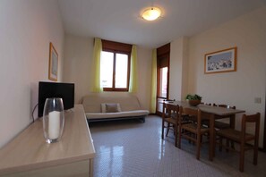 TV - Holiday apartment with air conditioning and balcony (Bibione)
