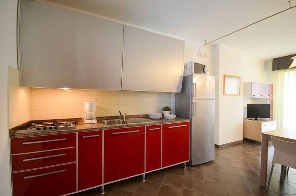 Een magnetron, een koffiezetapparaat/waterkoker