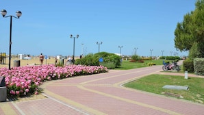 Property grounds - Holiday apartment with air conditioning and balcony (Bibione)