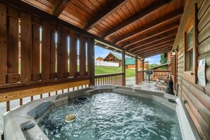 Outdoor spa tub - Near It all Too (Pigeon Forge)
