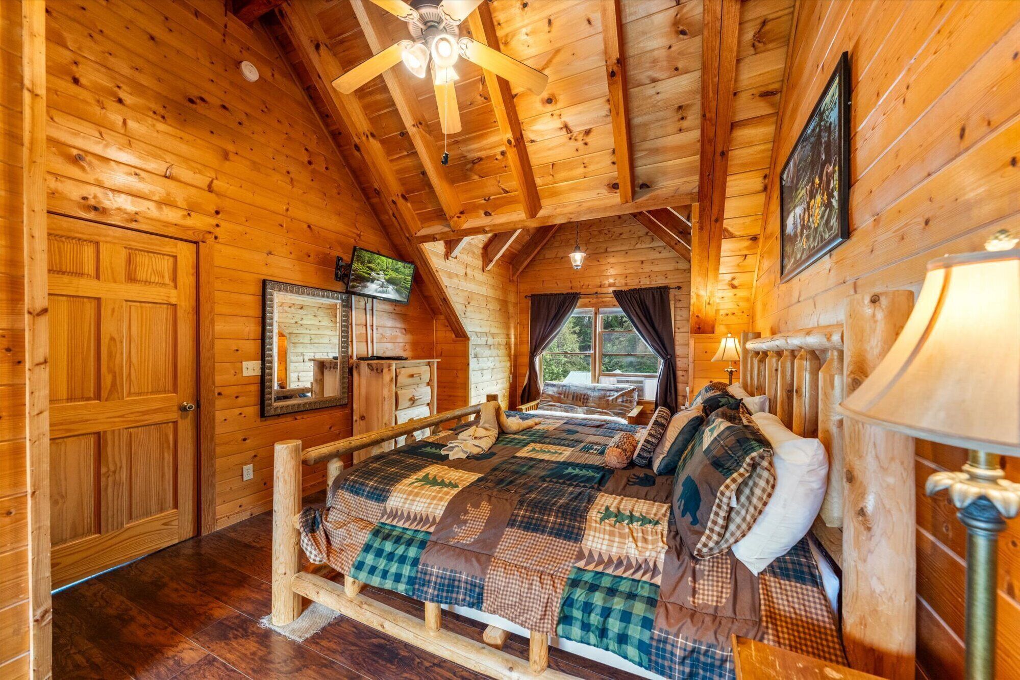 2 bedrooms, free Internet, bed sheets