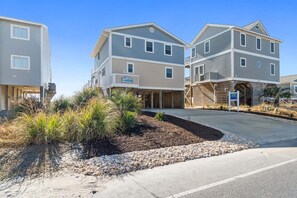 Exterior - Shorely Blessed / 523 W Beach Drive (Oak Island)