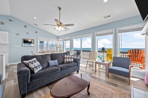 Living area - 3BR Oceanfront House on Topsail Island - Sleeps 8 (North Topsail Beach)
