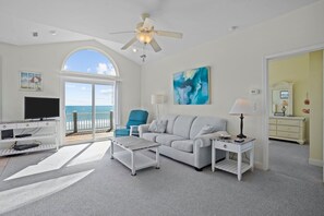 Living area - Beach Haven - 4BR Oceanfront House in North Topsail Beach - Sleeps 10 (North Topsail Beach)