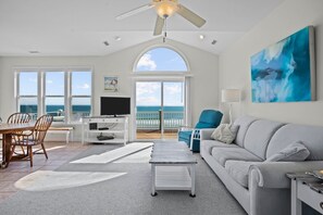 Living area - Beach Haven - 4BR Oceanfront House in North Topsail Beach - Sleeps 10 (North Topsail Beach)