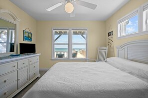 Room - Beach Haven - 4BR Oceanfront House in North Topsail Beach - Sleeps 10 (North Topsail Beach)