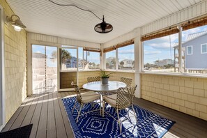 Dining - Sunny Side Up - 5BR Ocean View House in North Topsail Beach - Sleeps 17 (North Topsail Beach)