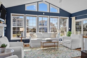 Living area - Sunny Side Up - 5BR Ocean View House in North Topsail Beach - Sleeps 17 (North Topsail Beach)