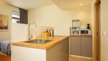 Fridge, microwave, dishwasher, coffee/tea maker