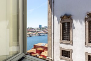 Vista desde una ventana sobre un puerto con edificios y barcos.