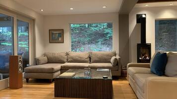 Smart-TV, Bücher, Stereoanlage