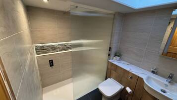 Cottage | Bathroom | Shower, hair dryer