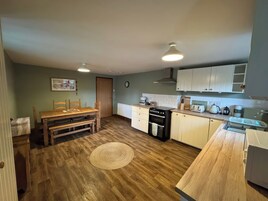 Casa de campo | Cocina privada | Frigorífico, hervidor eléctrico, tostadora y utensilios de cocina