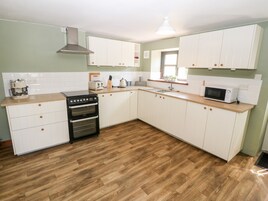 Casa de campo | Cocina privada | Frigorífico, hervidor eléctrico, tostadora y utensilios de cocina