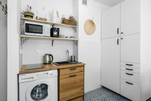 Apartment, 1 Bedroom, Non Smoking, Kitchenette | Private kitchen | Stovetop, coffee/tea maker, electric kettle, cookware/dishes/utensils