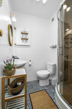 Appartement, 1 chambre, non-fumeur, cuisinette | Salle de bain | Douche, douche cascade, séchoir à cheveux, serviettes fournies