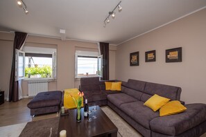 Smart TV, books - Moderne Ferienwohnung mit großer Terrasse in Opatija (Opatija)