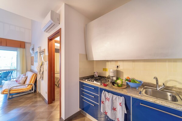 Mikrowelle, Geschirrspüler, Wasserkocher mit Kaffee-/Teezubehör