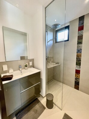 Douche, sèche-cheveux, serviettes fournies, savon