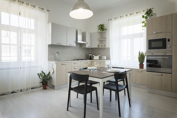 Fridge, microwave, oven, stovetop
