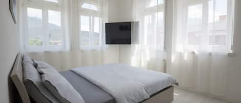 3 slaapkamers, een strijkplank/strijkijzer, gratis wifi, beddengoed