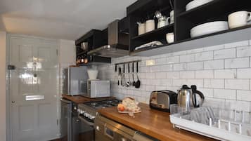 Cottage tiện nghi đơn giản | Bếp riêng | Tủ lạnh, lò vi sóng, lò nướng, bếp nấu