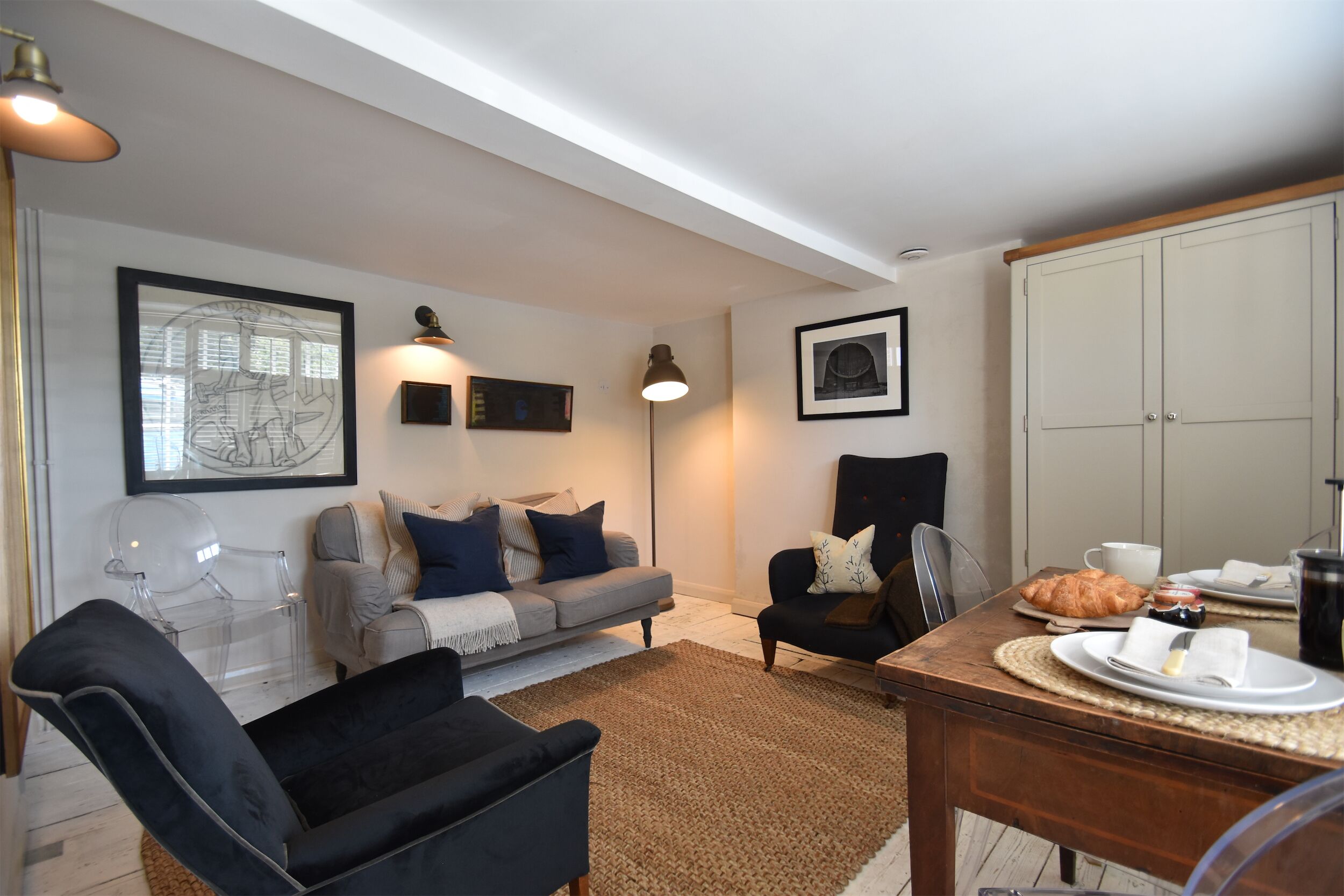 Comfort Cottage | Ruang tamu | 32 inci televisyen skrin rata dengan digital, TV 