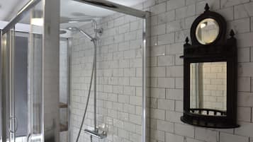 Comfort Cottage | Bathroom | Separate bathtub and shower, towels