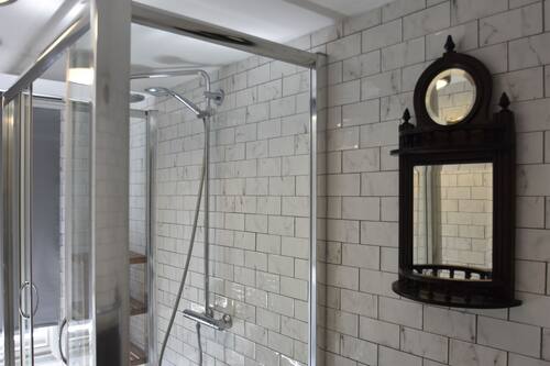Comfort Cottage | Bathroom | Separate bathtub and shower, towels