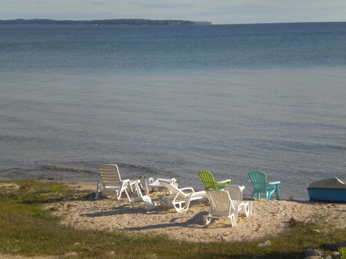 Charming cottage with shared beachfront on Grand Traverse Bay near Northport.
