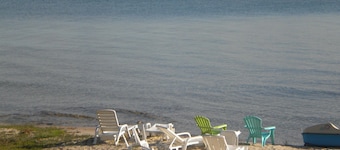 Charming cottage with shared beachfront on Grand Traverse Bay near Northport.