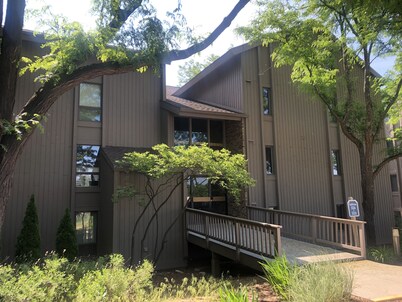 Newly Updated! Golf, gaming & getaways! Comfy budget-friendly condo.