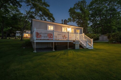 Beach Bungalow: Long Beach Cottage