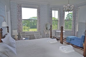 4 bedrooms, desk, WiFi, bed sheets