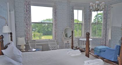 Booth Cottage: Caminar por un camino privado a la legendaria Singing Beach.