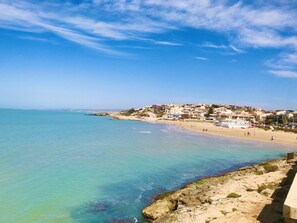Una playa cerca, sillas reclinables de playa