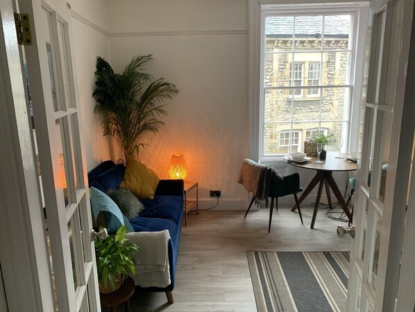 Apartamento, 1 cama Queen | Sala de estar | TV 30 polegadas com canais digitais