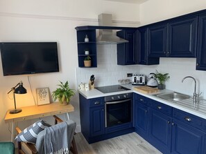 Apartamento, 1 cama Queen | Cozinha privada | Geladeira, micro-ondas, fogão, cooktop