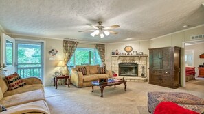 Smart TV, fireplace - Dogwood House - 3 bedrooms, 2 baths, Hi Speed Internet, Covered Porch (Maggie Valley)